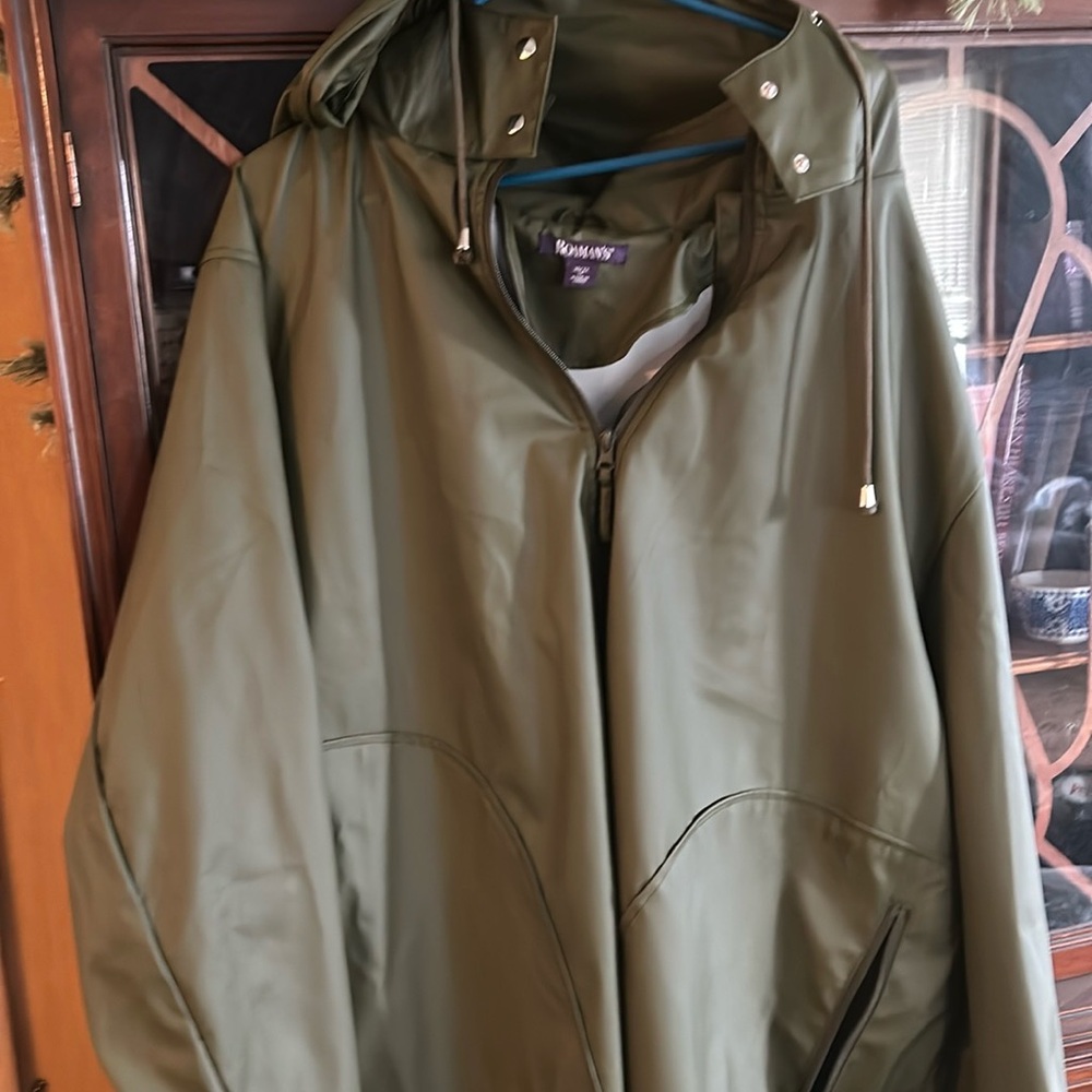 NEW ROMAN’S rain/ all weather jacket / olive green/ zippered/ hood/euc/ vacay ✅